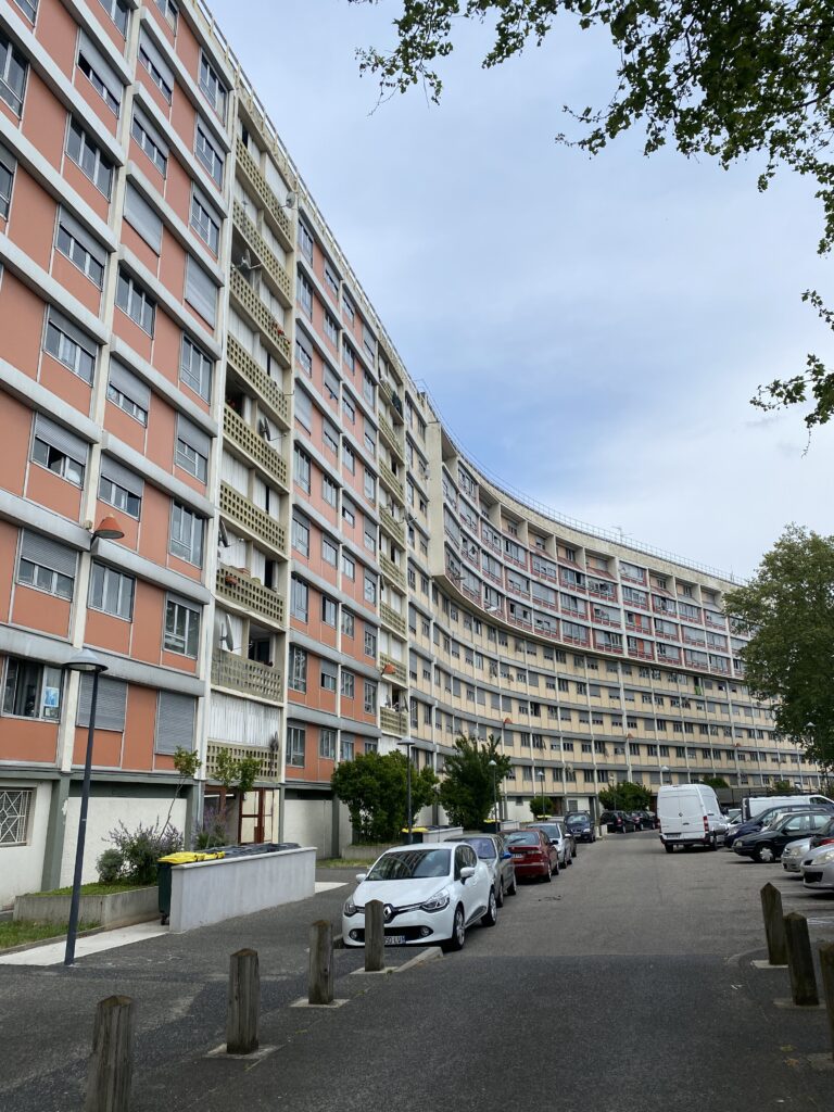 Occupation de locaux commerciaux à Bron-Parilly - Étude, barre d'immeubles | Plateau Urbain