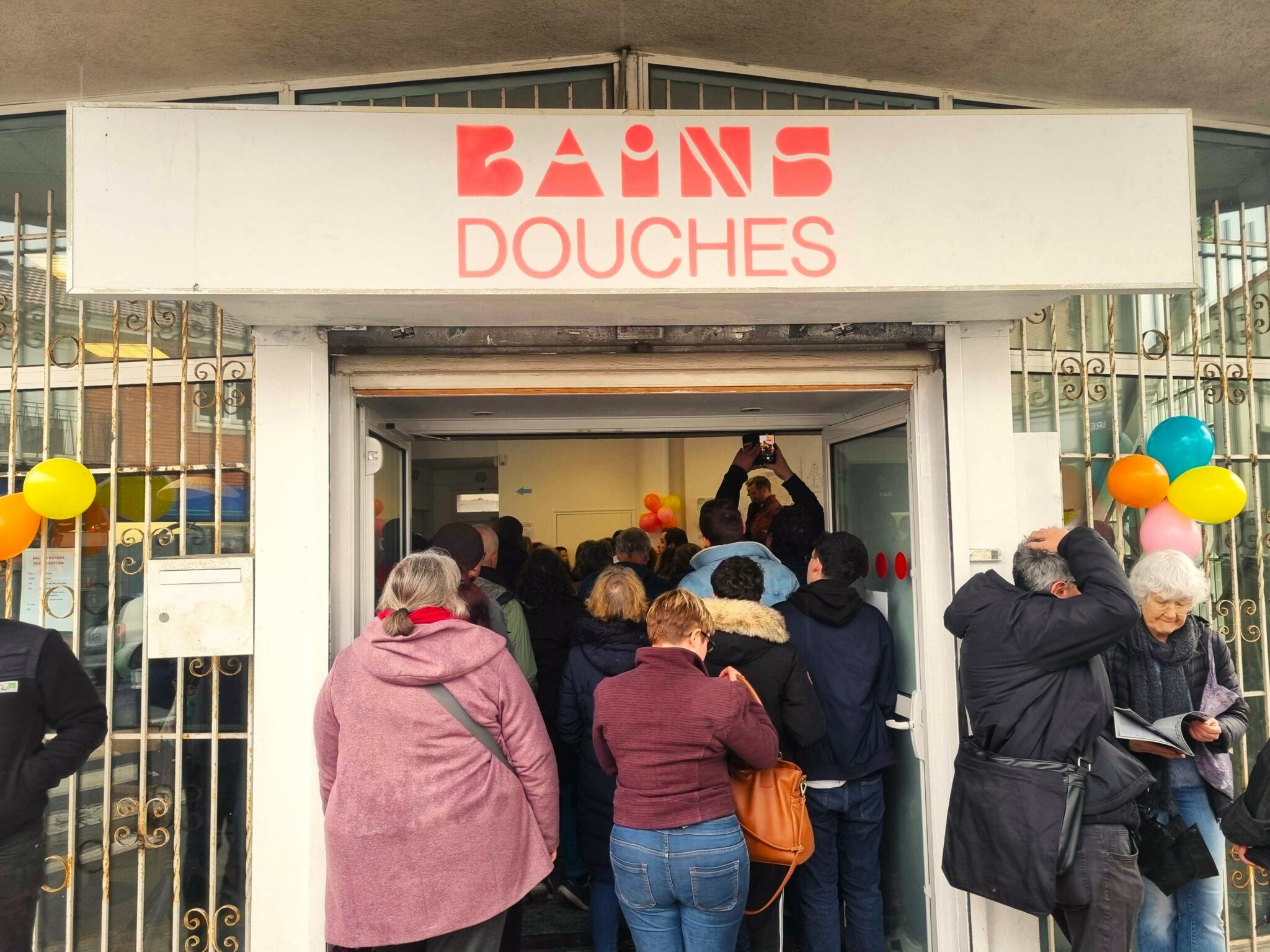 Devanture du tiers lieu des Bains Douches, hall d'entrée plein