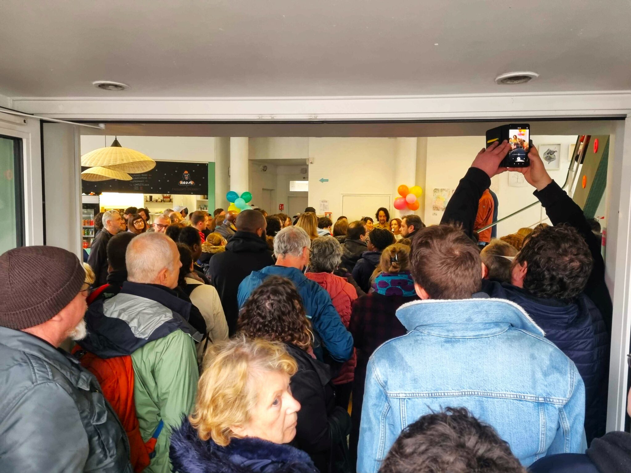 Salle pleine à craquer pendant les discours d'inauguration