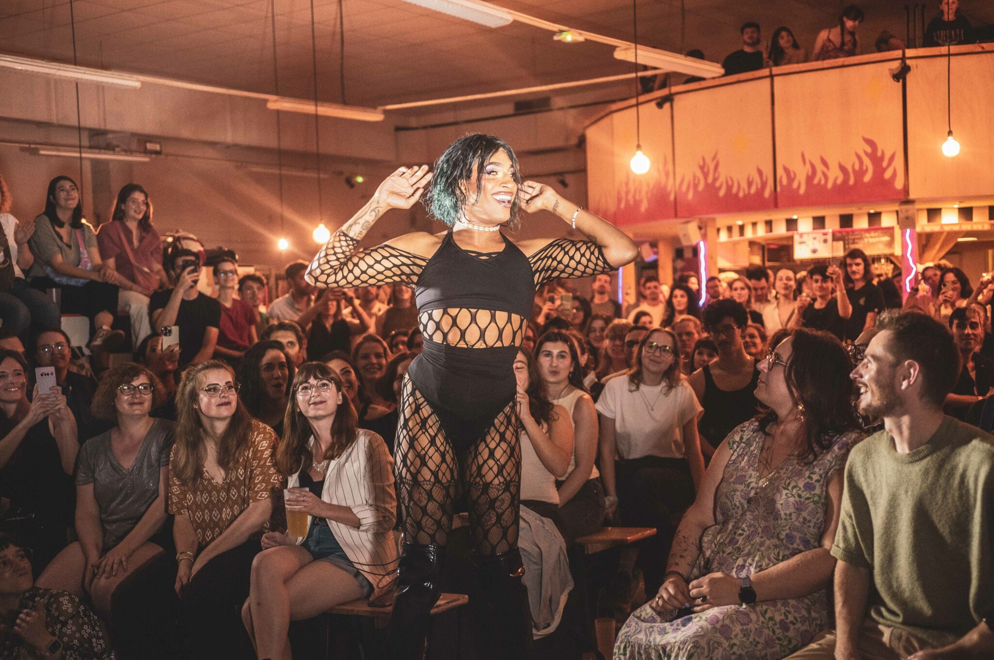 drag queen debout, performant dans la cantine de césure tiers lieu parisien plateau urbain devant une foule