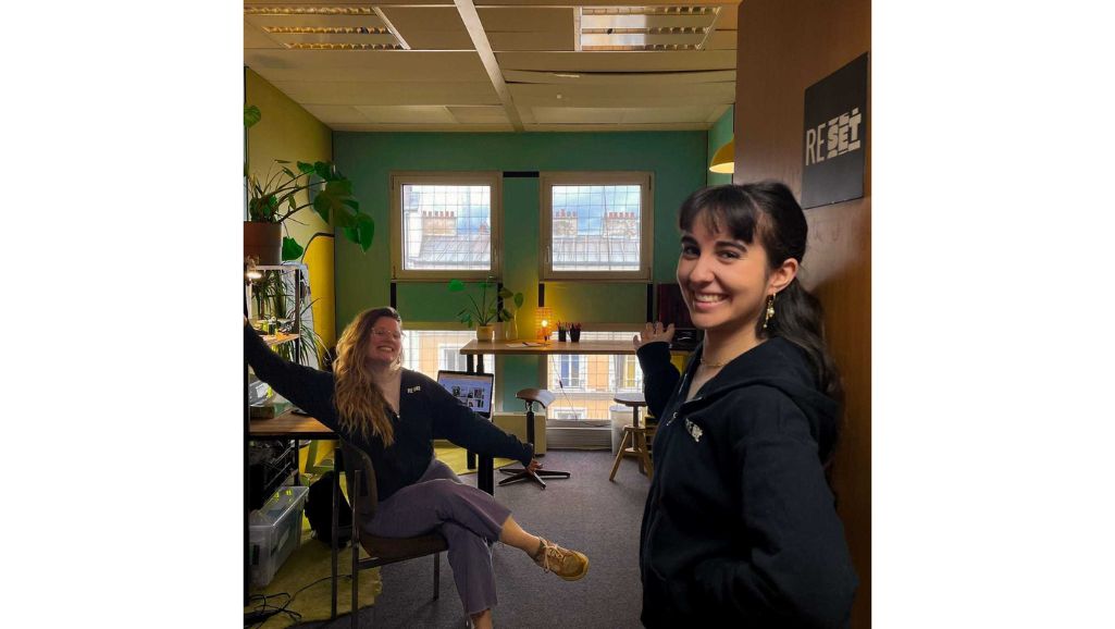 pièce de travail, deux personnes face caméra souriant