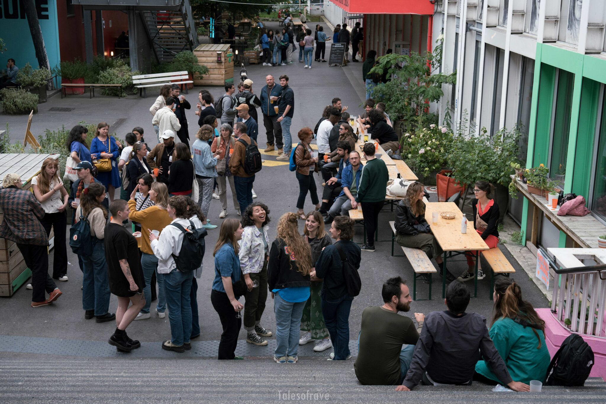 cour intérieure de césure, groupes de personnes debout discutant