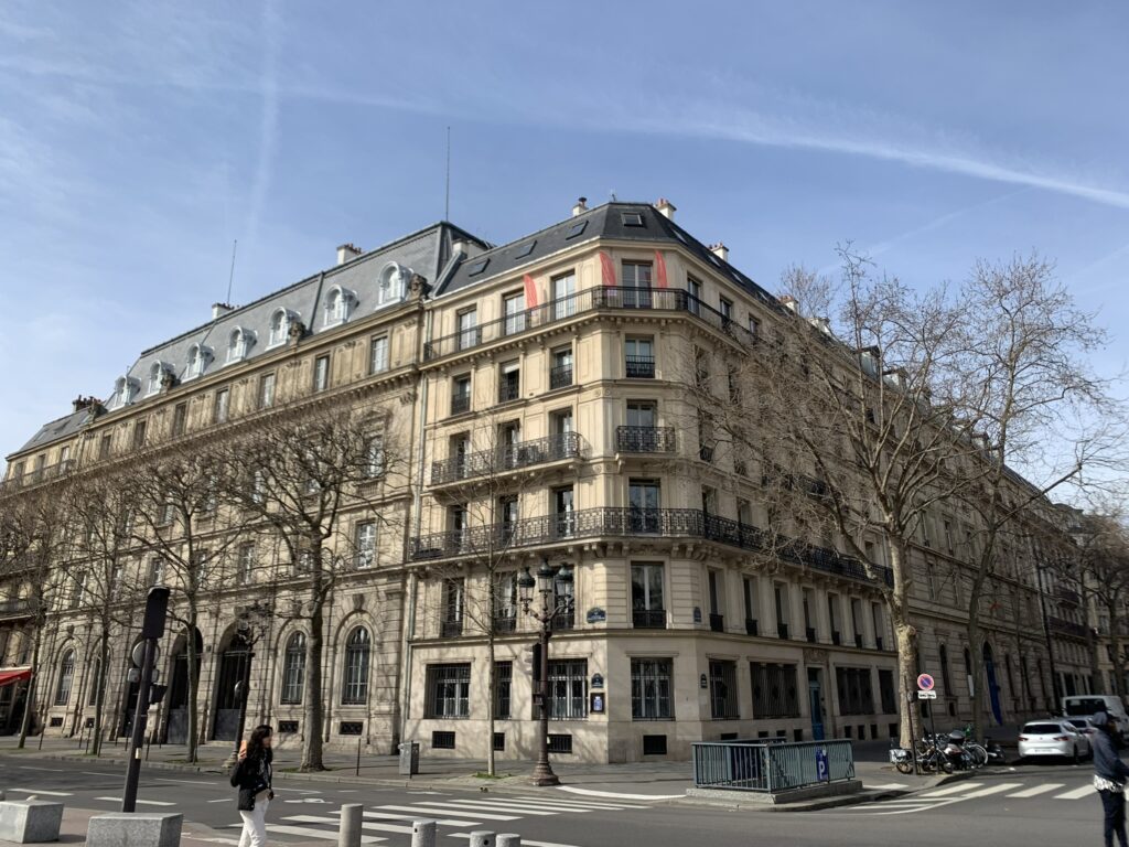 tiers lieu les arches citoyennes batiment extérieur parvis de l'hotel de ville de paris plateau urbain